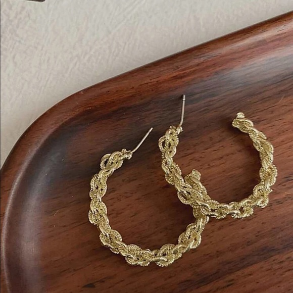 New twist hoop earrings - Picture 4 of 4
